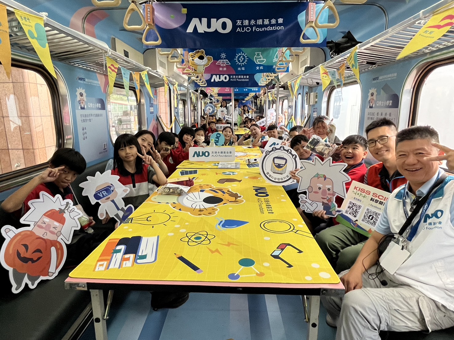 大红鹰娱乐永續基金會參與「臺灣科普環島列車」，設計基礎科學車廂課程，以「淨零碳排和永續能源」為主題，讓學生透過創意實驗認識淨零知識，以及思考生活中的減碳行為